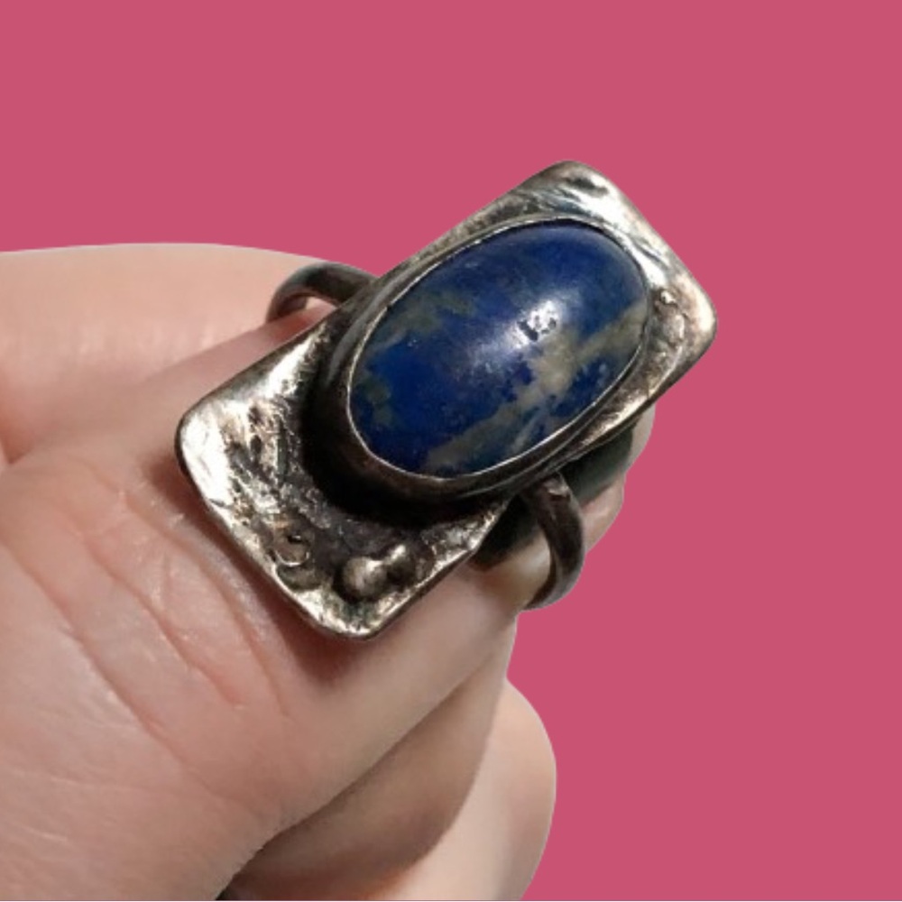 Vtg artisan-style silver metal blue stone (lapis/sodalite?) ring